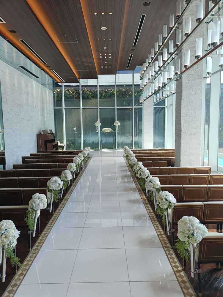 チャペルは日当たりが良く、天井は音響が良くなるように設計されているそうです。