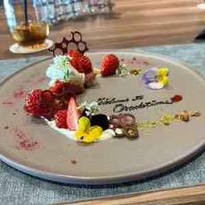 試食三品目。デザート。デザートについて自信のあるシェフが作っているとのことで、見た目も美しかった。