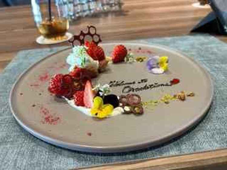 試食三品目。デザート。デザートについて自信のあるシェフが作っているとのことで、見た目も美しかった。