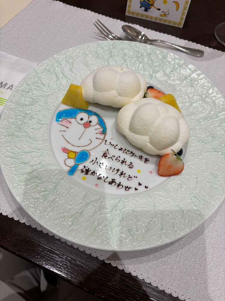 デザートは雲の形が素敵で味も美味しかったです。こんな可愛いプレートで出して下さりサービスがすごかった