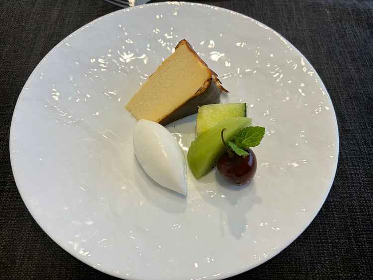 デザートで出していただいたチーズケーキが本当に美味しかったです。
