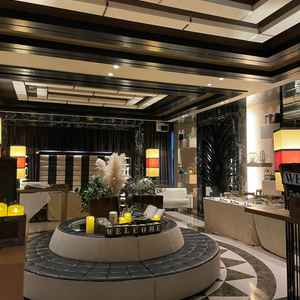 披露宴会場と隣接のスイートロビー。自由に装飾でき、デザートビュッフェ等も楽しめる。