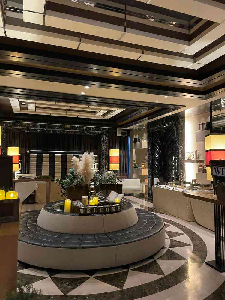 披露宴会場と隣接のスイートロビー。自由に装飾でき、デザートビュッフェ等も楽しめる。