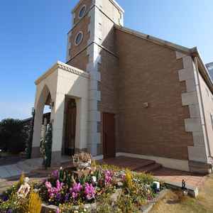 上にある独立のチャペル。レンガ建物、周りにお花と芝あり。