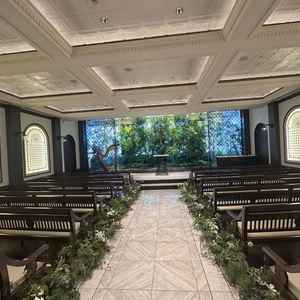 緑の背景で自然を感じる素敵なチャペルでした。季節により背景が桜になったり紅葉になったりするみたいです