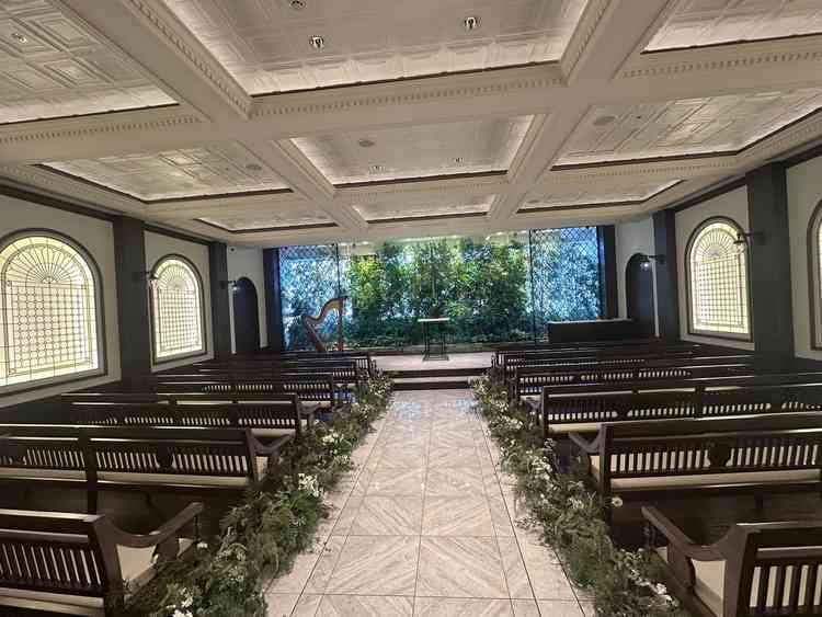 緑の背景で自然を感じる素敵なチャペルでした。季節により背景が桜になったり紅葉になったりするみたいです