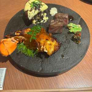 来館特典でいただいた、コースの2皿目。全て美味しかったが、特に鰻のお寿司、海老の味噌焼きが最高！