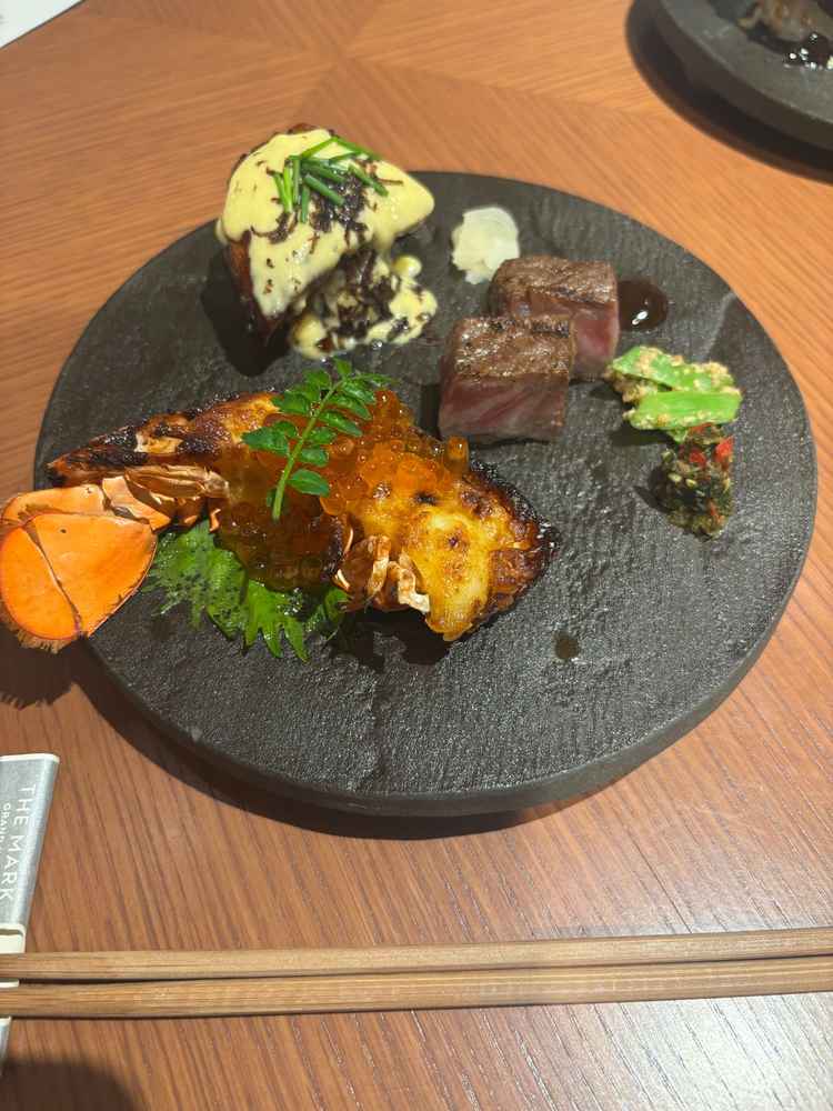 来館特典でいただいた、コースの2皿目。全て美味しかったが、特に鰻のお寿司、海老の味噌焼きが最高！