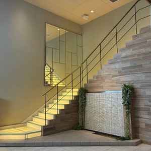 披露宴会場の階段。新郎新婦が入場する時などに使えて、とてもオシャレで鏡越しにもなっとても素敵でした。