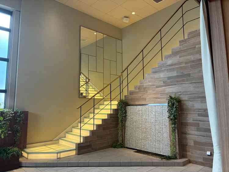 披露宴会場の階段。新郎新婦が入場する時などに使えて、とてもオシャレで鏡越しにもなっとても素敵でした。