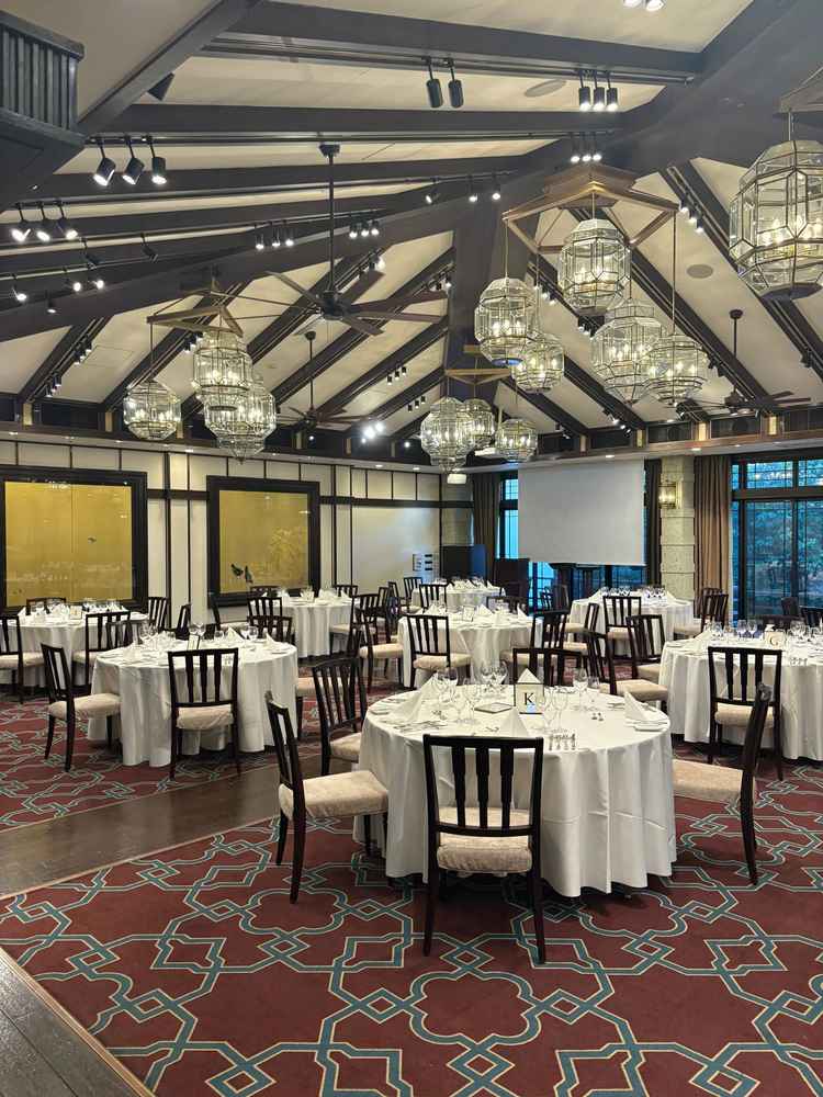 披露宴会場　ヒガシヤマ