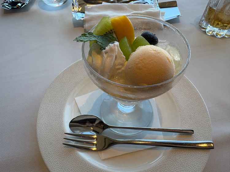 デザートのパンナコッタ。フルーツが美味しかったです