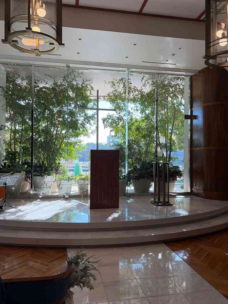 チャペルは自然光も入り明るいです。