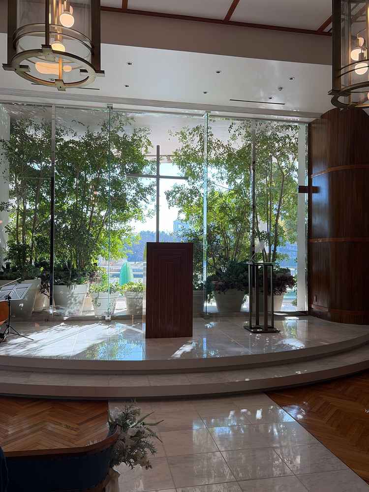 チャペルは自然光も入り明るいです。