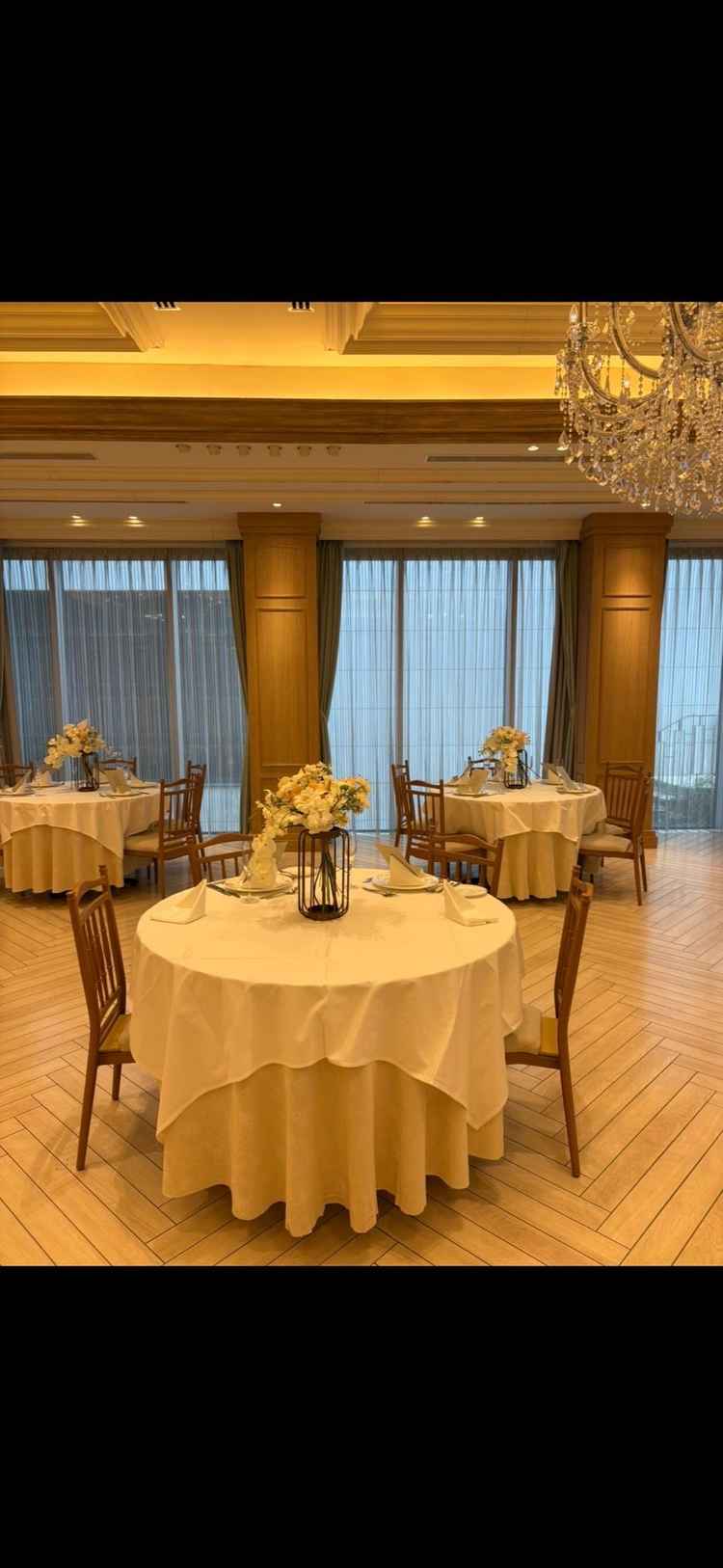 一つ目の披露宴会場となります。50名規模でも１つ１つの席が離れており、居心地は良かったです。