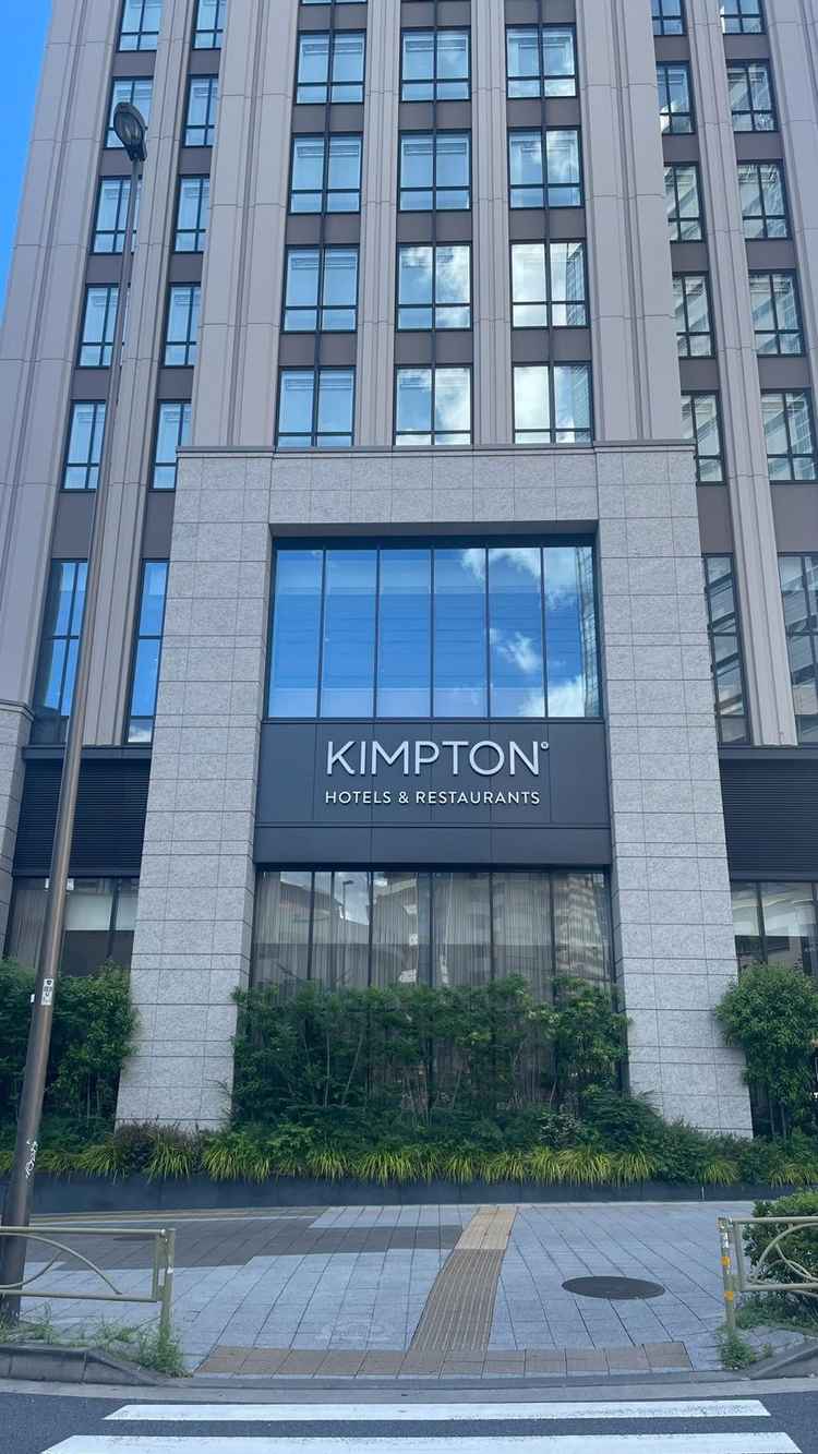 外観の写真です。新宿から少し歩きますが、とても存在感のある建物です。
