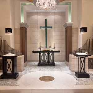 プリンチパーレという正面の十字架と白い床で神聖な雰囲気のチャペルでした。生演奏の響きも良かったです。