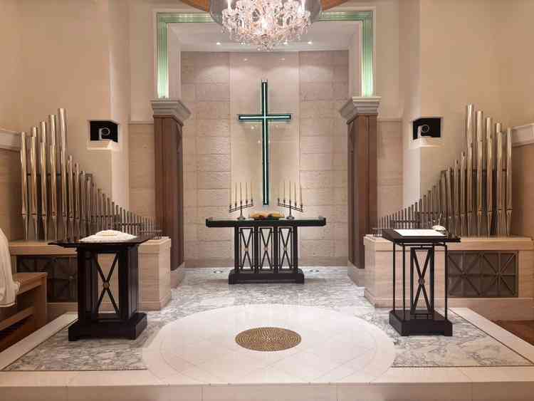 プリンチパーレという正面の十字架と白い床で神聖な雰囲気のチャペルでした。生演奏の響きも良かったです。