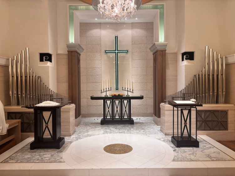 プリンチパーレという正面の十字架と白い床で神聖な雰囲気のチャペルでした。生演奏の響きも良かったです。