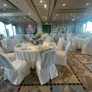 披露宴会場。明るい雰囲気。お手洗いもすぐ近くにあり、キッズスペースも別部屋に作ることも可能だそう