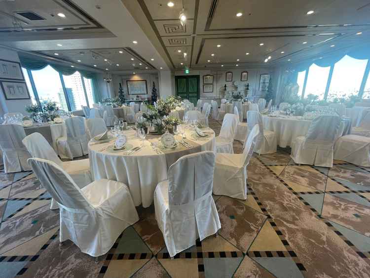 披露宴会場。明るい雰囲気。お手洗いもすぐ近くにあり、キッズスペースも別部屋に作ることも可能だそう