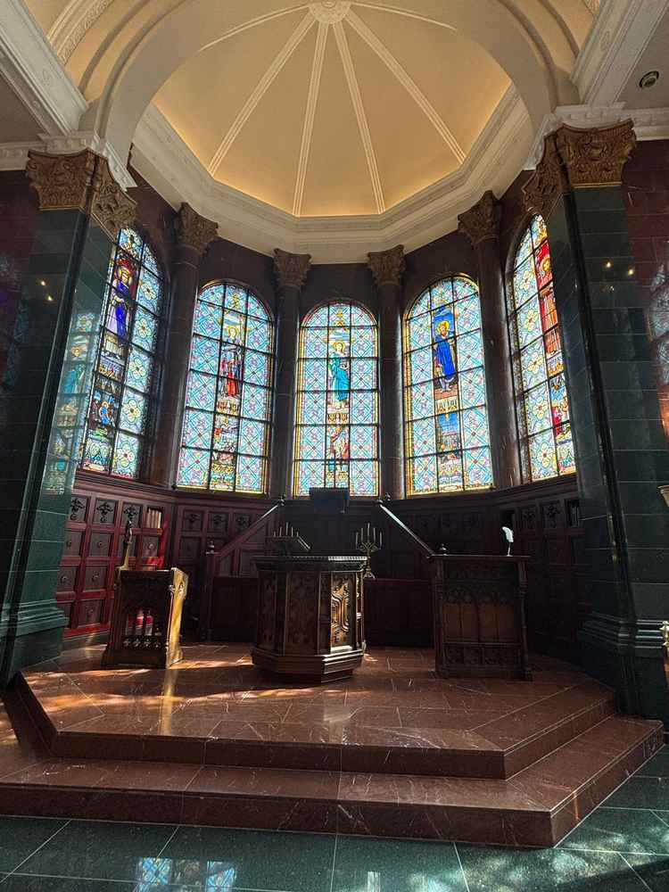 厳かな雰囲気のある大聖堂のチャペル。ステンドグラスが綺麗で素敵でした。