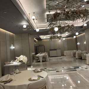 披露宴会場。こじんまりしているが、狭い印象は受けなかった。照明が暗かった。