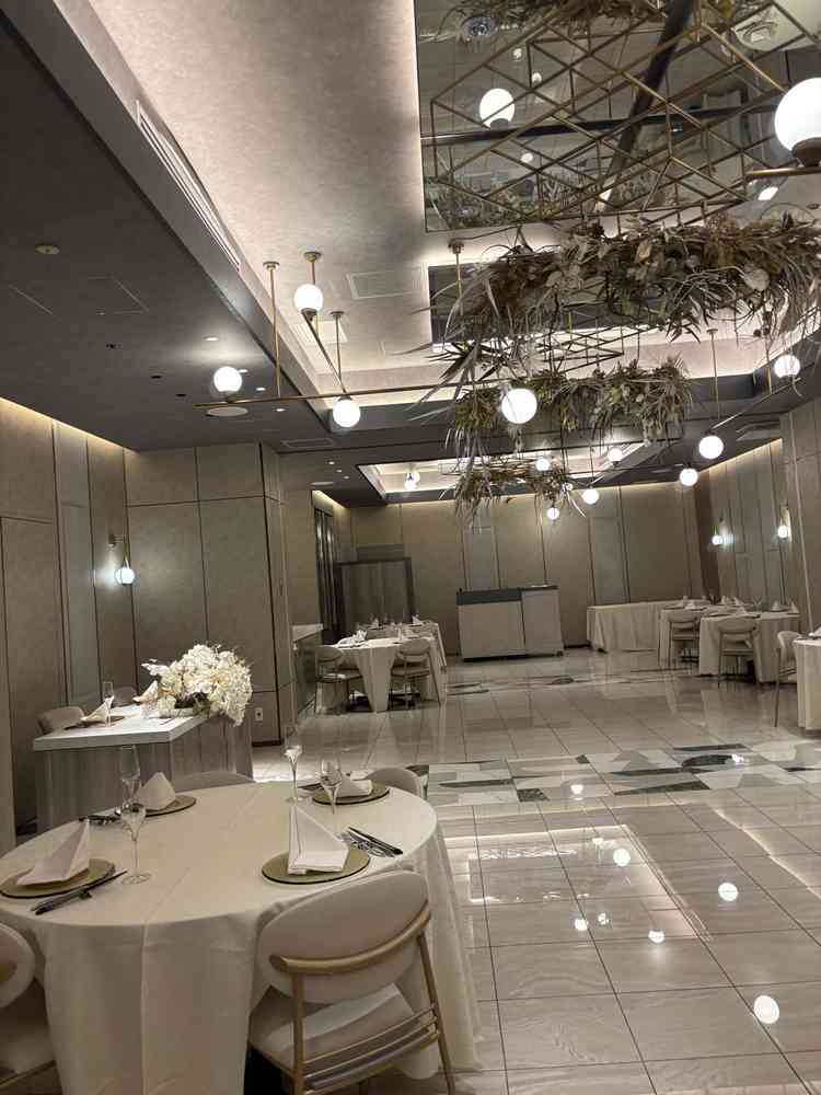 披露宴会場。こじんまりしているが、狭い印象は受けなかった。照明が暗かった。