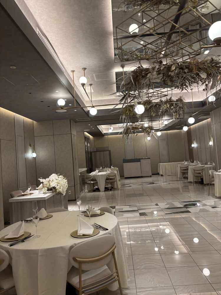 披露宴会場。こじんまりしているが、狭い印象は受けなかった。照明が暗かった。