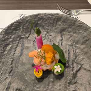運ばれてきた瞬間に目を奪われるほど色彩が豊かで、まるで宝石箱のような美しい盛り付けに心が躍りました。