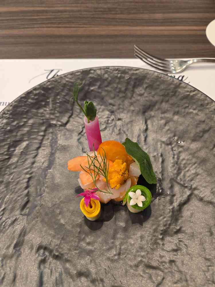 運ばれてきた瞬間に目を奪われるほど色彩が豊かで、まるで宝石箱のような美しい盛り付けに心が躍りました。
