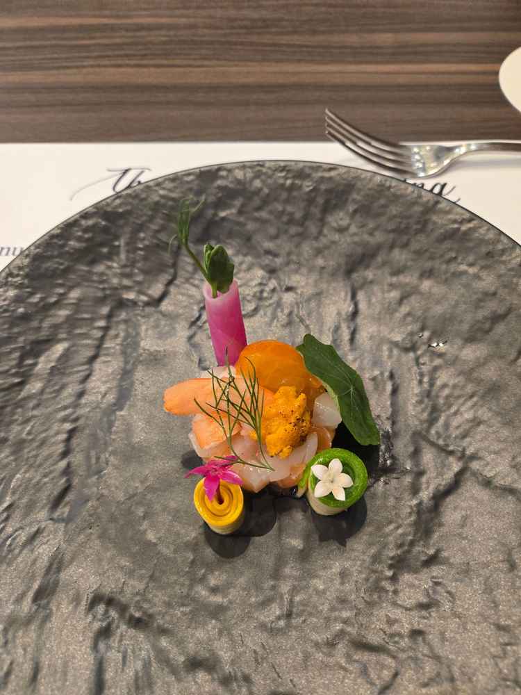 運ばれてきた瞬間に目を奪われるほど色彩が豊かで、まるで宝石箱のような美しい盛り付けに心が躍りました。