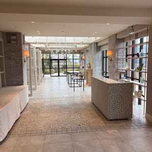 オランジェリー(披露宴会場)前のスペースで、ここでウェルカムパーティーができます。