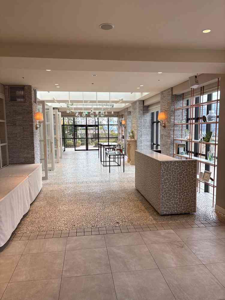 オランジェリー(披露宴会場)前のスペースで、ここでウェルカムパーティーができます。