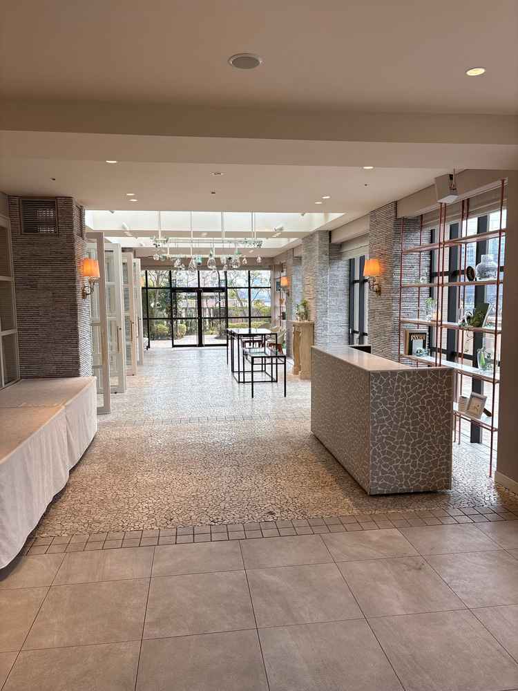 オランジェリー(披露宴会場)前のスペースで、ここでウェルカムパーティーができます。