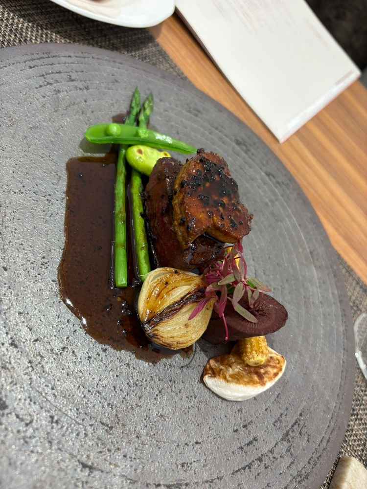メイン料理の試食。フォアグラと牛肉のステーキ。