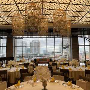 披露宴会場 THE YARD。みなとみらいの景色が黒の額縁を通して見えるようできれい。