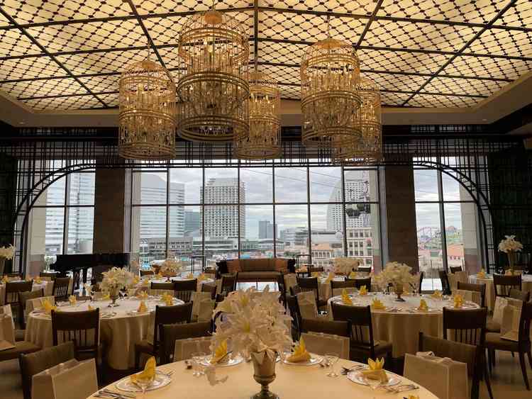 披露宴会場 THE YARD。みなとみらいの景色が黒の額縁を通して見えるようできれい。