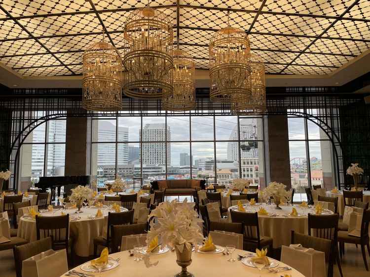 披露宴会場 THE YARD。みなとみらいの景色が黒の額縁を通して見えるようできれい。