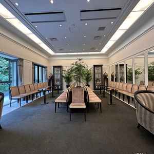 待合室。80名以上は座れるゆとりのある空間。