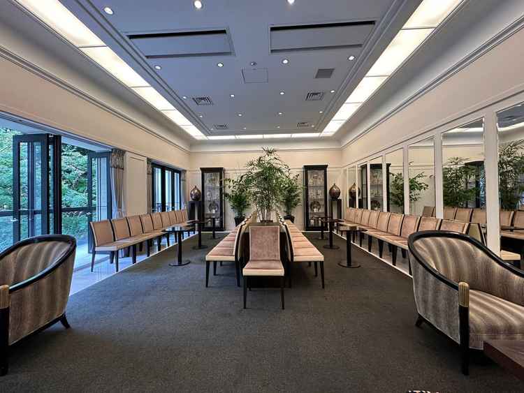 待合室。80名以上は座れるゆとりのある空間。