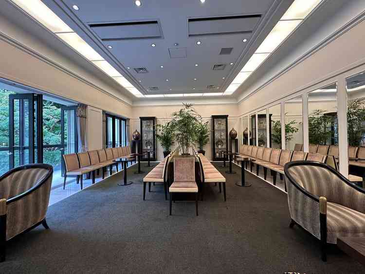 待合室。80名以上は座れるゆとりのある空間。