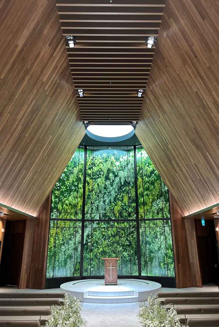 広々として、緑豊かな挙式会場