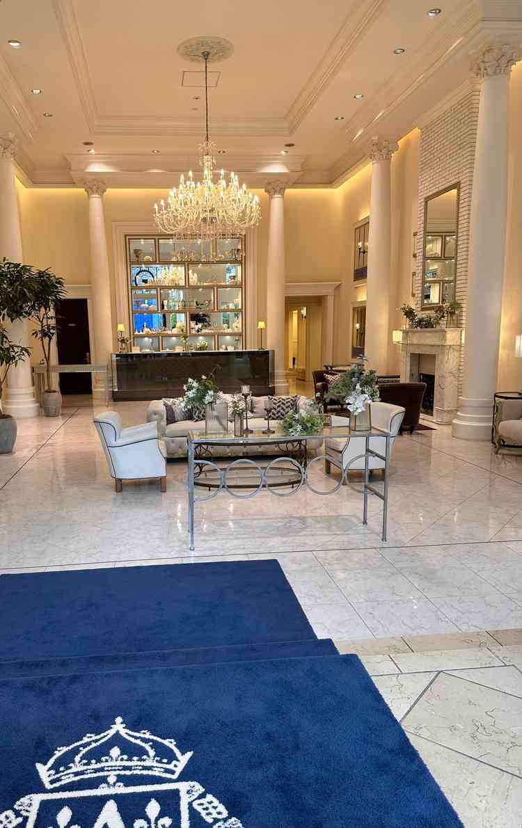 ロビーもまるで宮殿のような上品な雰囲気です。