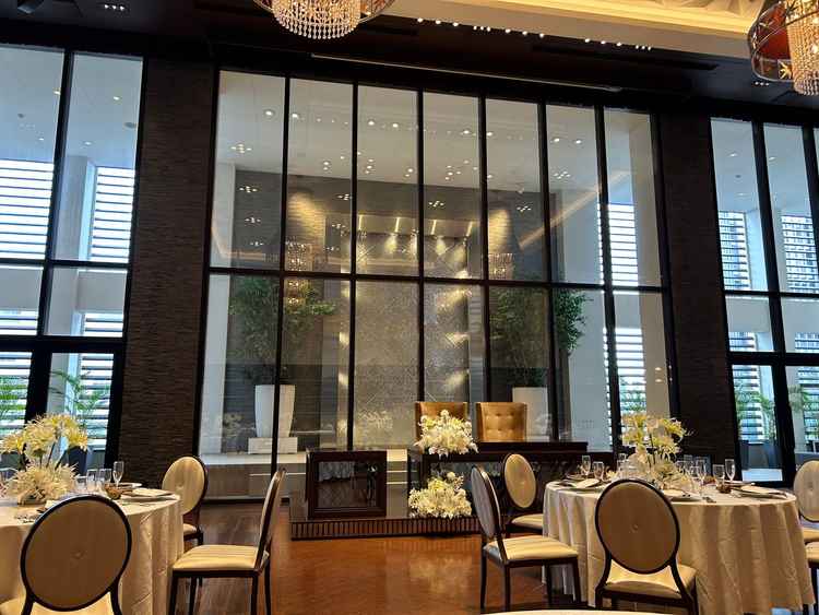 天井が高い開放感溢れる披露宴会場