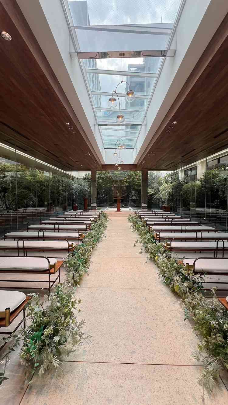 挙式会場です。曇っていましたが扉が開いた瞬間の感動は忘れません。