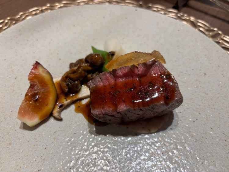 アルモニーソルーナの名前がついたブランド牛。美味しいが、1番下の料金コースには含まれない。