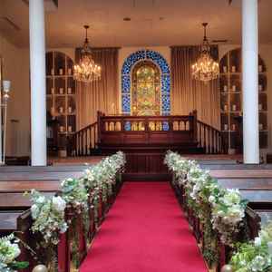 チャペル。宣誓の場は階段になっており、皆が見やすい。その分天井が低く感じる。参列席上は吹き抜け。