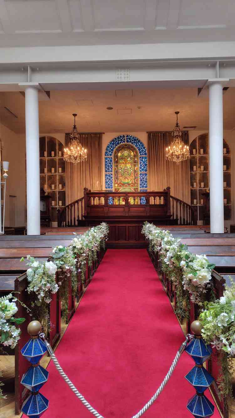 チャペル。宣誓の場は階段になっており、皆が見やすい。その分天井が低く感じる。参列席上は吹き抜け。