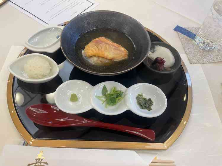 試食した鯛茶漬け。主役ではないですがしば漬けがとても美味しく、聞いたところ館内で漬けているそう。